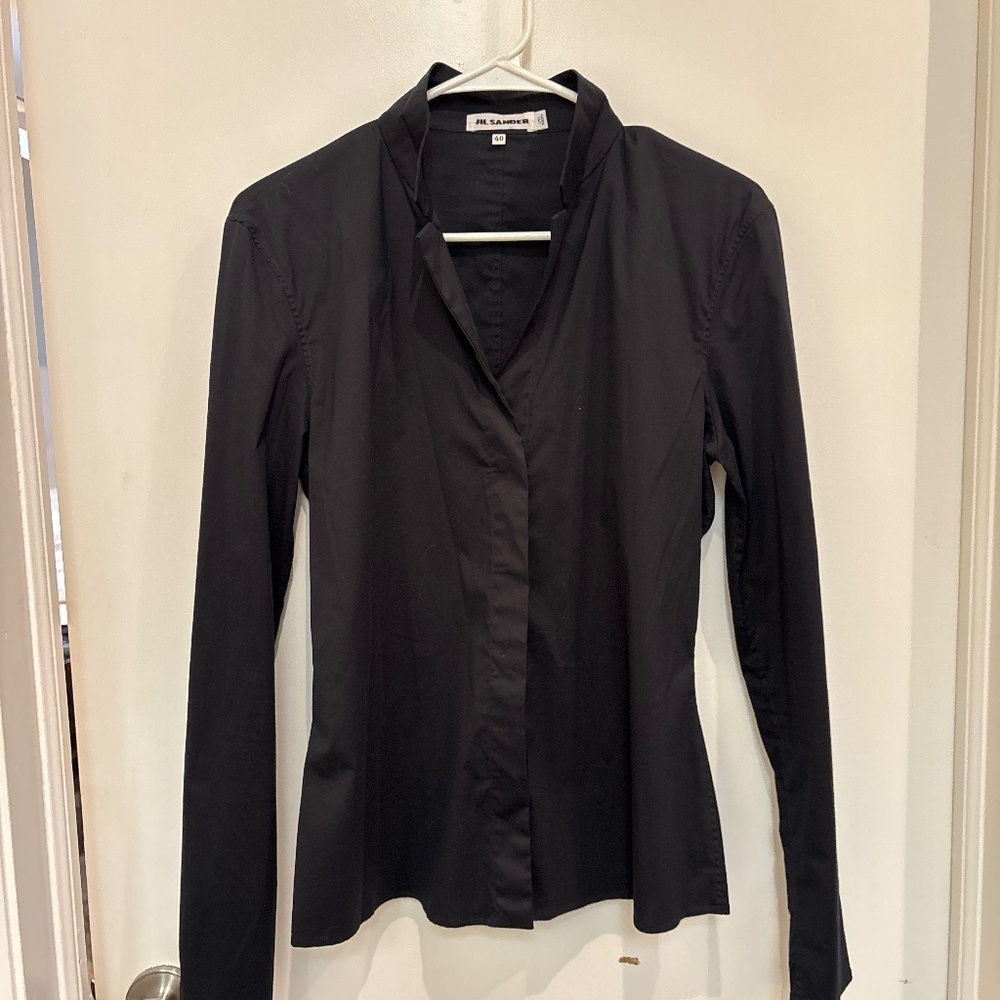 Really cute fitted Jill Sander black blouse. Size 40.